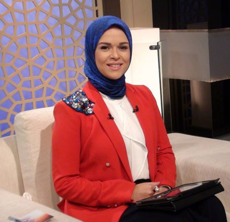 فيديو مذيعة لم تستطع الحديث بسبب بكائها على الهواء...والسبب ابنها